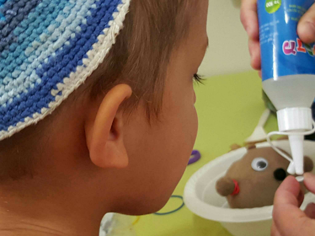 צוריה מכין ראש דשא by הילה בחכמה