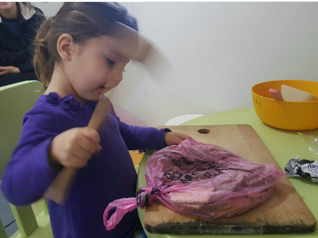 לאה ציון מכינה כדורי שוקולד by הילה בחכמה